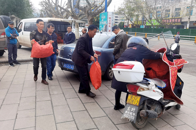 羅平煙草分公司機關(guān)干部職工踴躍購買扶貧產(chǎn)品，大額資金彰顯責(zé)任擔(dān)當(dāng)